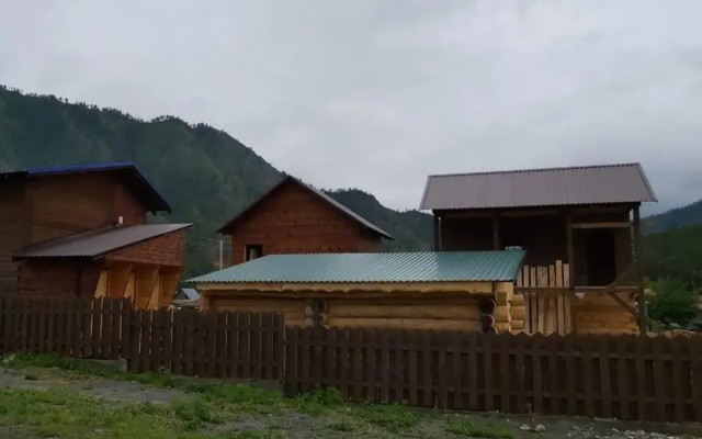 Усадьба у горы