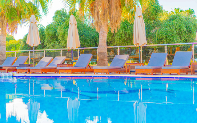 Sayanora Hotel & Park