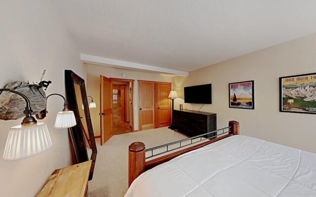 One Bedrooms At Snowbird Condos Slopeside - Free Wifi & Assigned Parking!