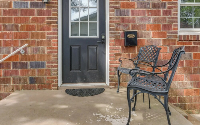3 Blocks to Pensacola Bay: Charming Apartment!