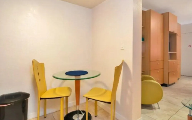 Amazing Apartment,hallandale Beach, Walk to Ocean!