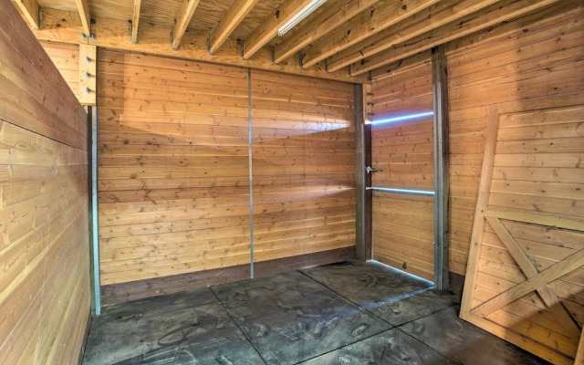 Charming Gainesville Retreat: Barn, Horses Welcome