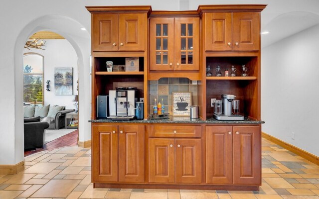 Majestic Lodge Retreat Amenities & Views