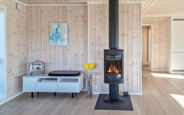 Stunning Home in Færvik With Wifi and 4 Bedrooms