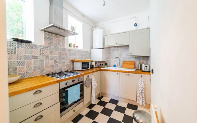 Bright Modern Oldfield Apartment