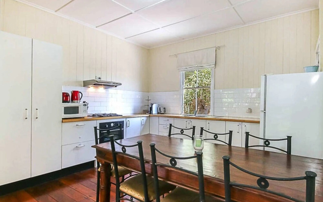 Charming Characterful Rustic-style Home Near The Gabba