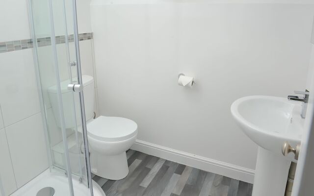 Select Serviced Accommodation - Canal Walk