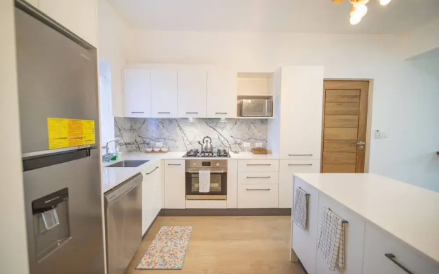 Caribbean Breeze - 2BR Apartment Close to Beach!