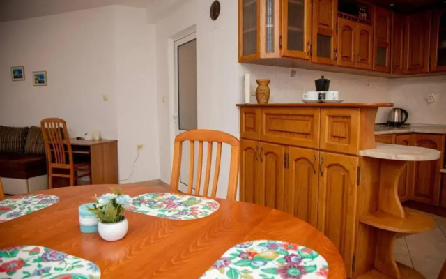 Convenient 1-Bedroom Flat next to Harmanite Beach