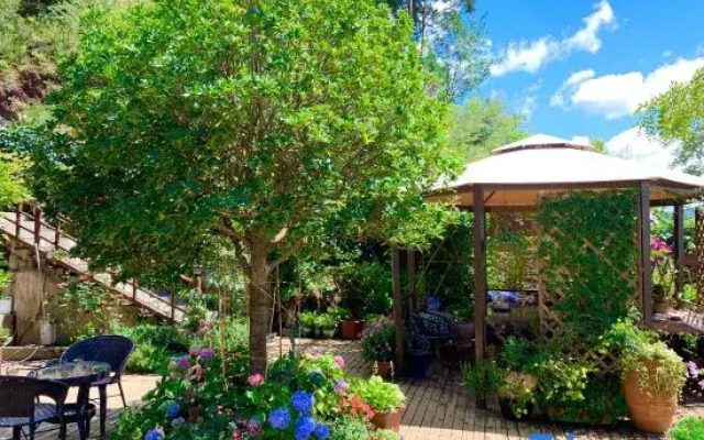 Lugu Lake Cloud - Sea Stacked Courtyard