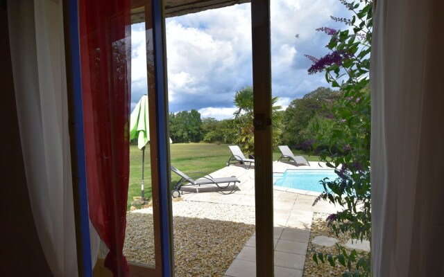 Luxurious Holiday Home with Swimming Pool in Meyrals