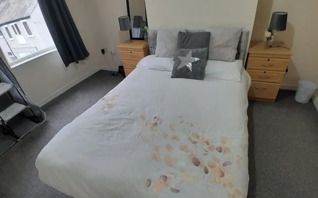 Blackpool - 2-beds - Sleeps 5 - Pet Friendly