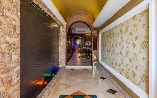 Cheerful 5-Bedroom Villa with Pool
