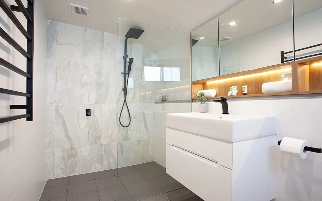 Perfect Located 2-bed With Spacious Balcony & BBQ