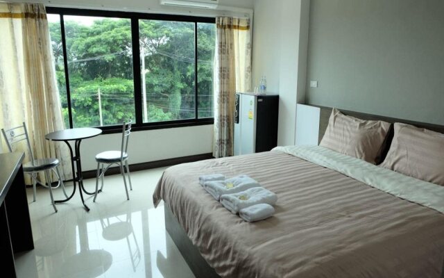 Charoenporn Hotel