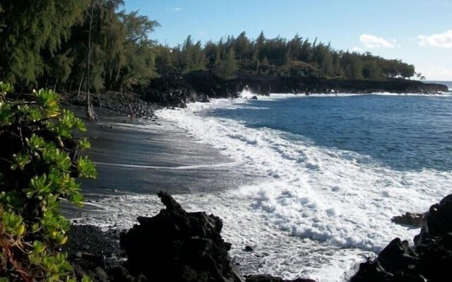 Kehena Treetop 1 Bedroom Home by RedAwning