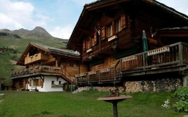 Cozy fully serviced Twin Chalets