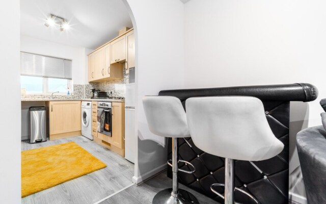 Stunning 2-bed Apartment in Tipton Sleeps 3