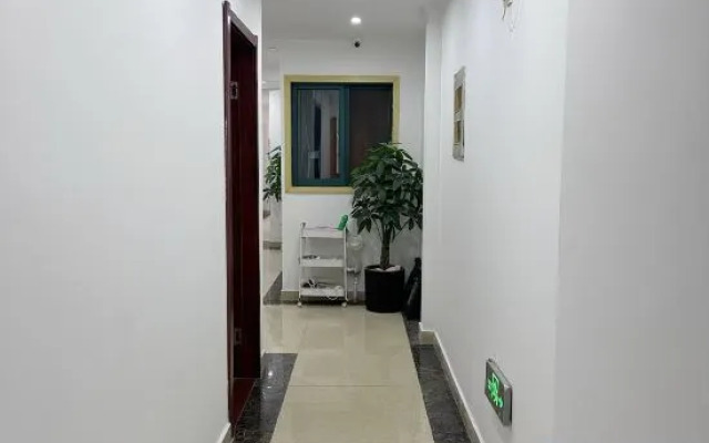 Jinding Hotel (Nanjing South Railway Station Hongyun Avenue Subway Station)