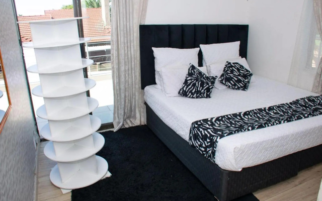 Selina Airport Lodge #Emzini