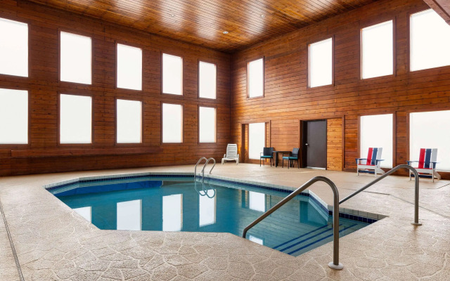 Ramada by Wyndham Richland Center