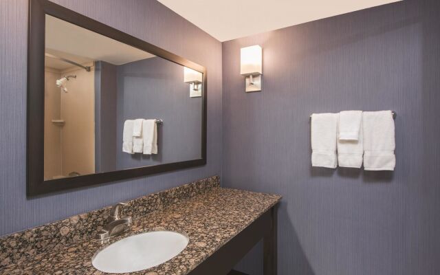La Quinta Inn & Suites St. Louis Airport - Riverport