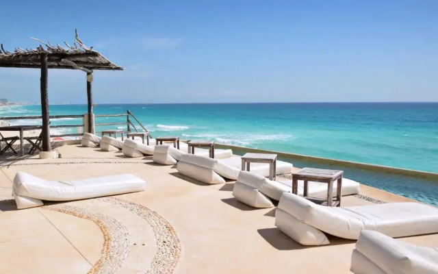 AR Cancun Plaza