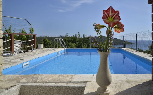 Toni - With Pool and View - A2