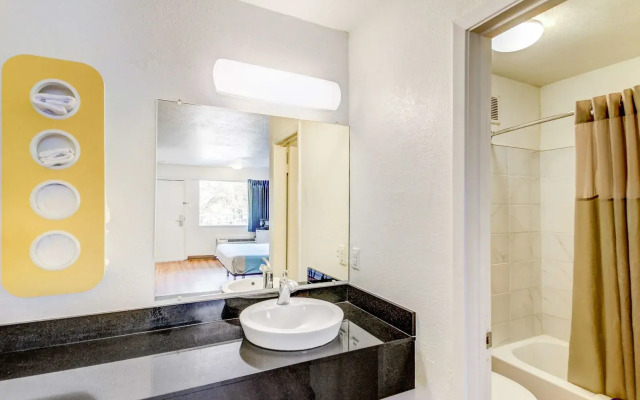 Motel 6 Waco, TX - Lacy Lakeview