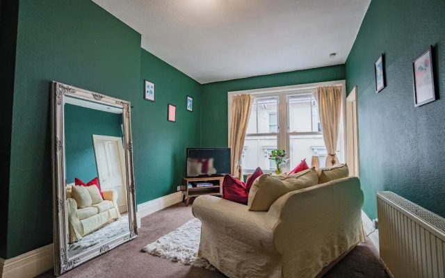 Host Stay Broadbanks Apartment