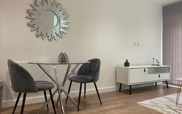 Sunny Gardens 3-bed Apartment in London