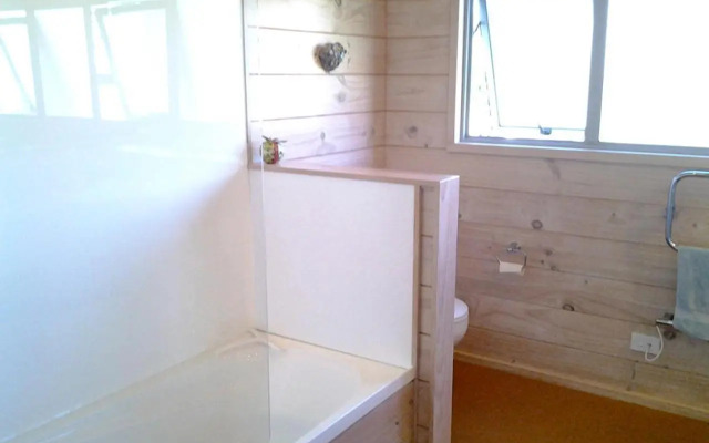 Kowhai Retreat - Matarangi Holiday Home