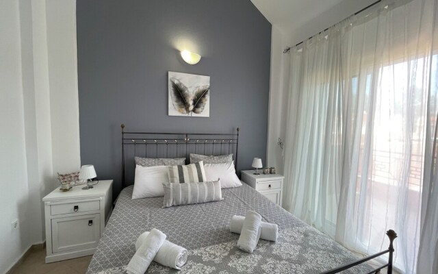 Cozy Beachfront Maisonette Offers Panoramic Views of Sea!