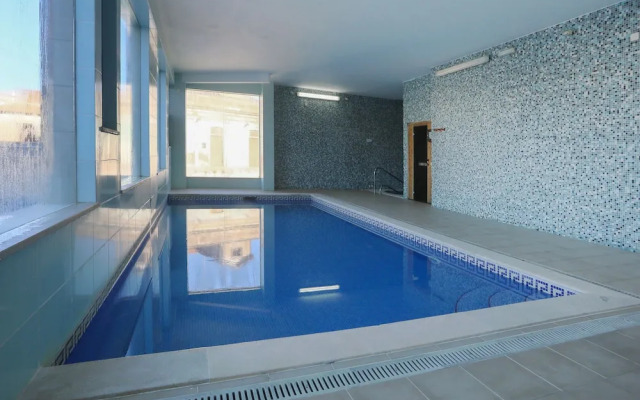 3-bedroom Apt, Sleeps 6, Pool, Gym & Jacuzzi
