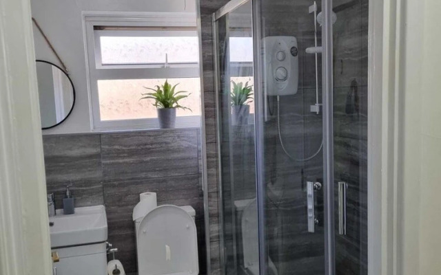Modern 2-bed Home - Private Garden, Parking & Wifi