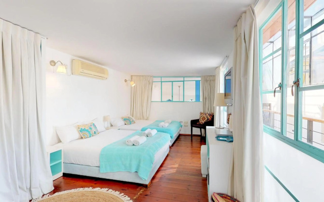 Roman Atmosphere by HolyGuest