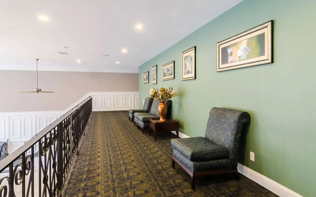 Suburban Studios Williamsburg Central