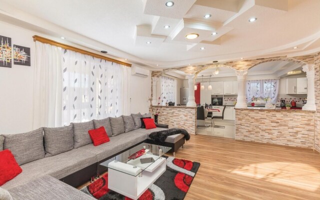 Stunning Home in Nedescina With Wifi and 4 Bedrooms