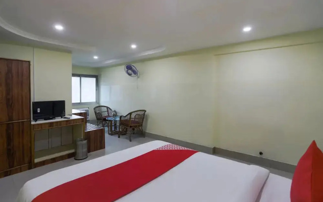 OYO 438 Sarala Residence Hotel