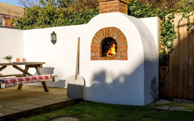 Beautifully Refurbished 4-bed Beachside Retreat