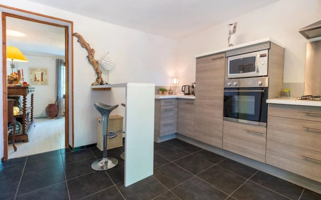 Majestic Holiday Home in Laroque With hot tub