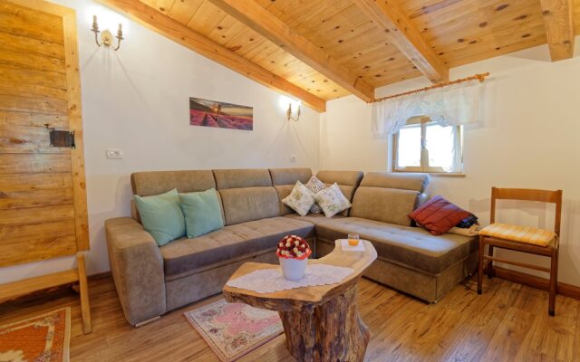 Casa Mira - Two Bedroom Holiday Home with Pool