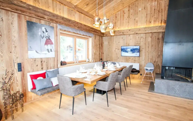 Luxury Chalet Pinzgauer Almhutte in Konigsleiten