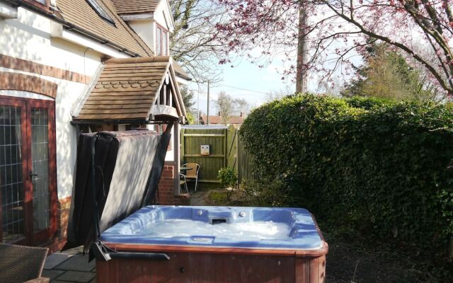 Measure Cottage - Sleeps up to 5 - Henley in Arden - HOT TUB