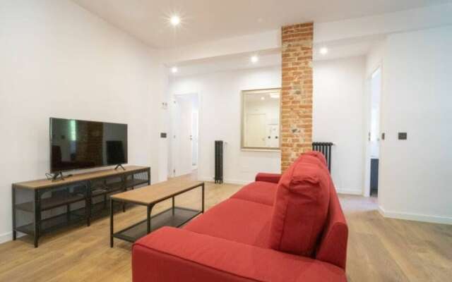 Spacious Double Room in an Apartment With a Private Balcony, in Madrid