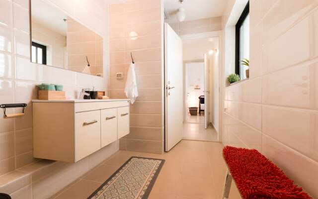 Artsy Modern Bright Apt in Bat Yam