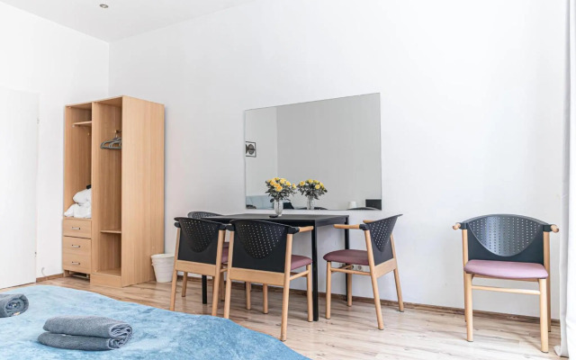 Budget Apartments Well connected to the Whole City