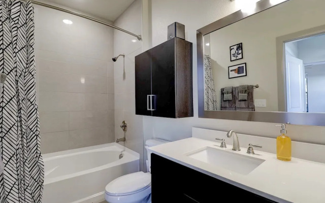 Rooftop Pool with Views-King Beds-Parking 1123