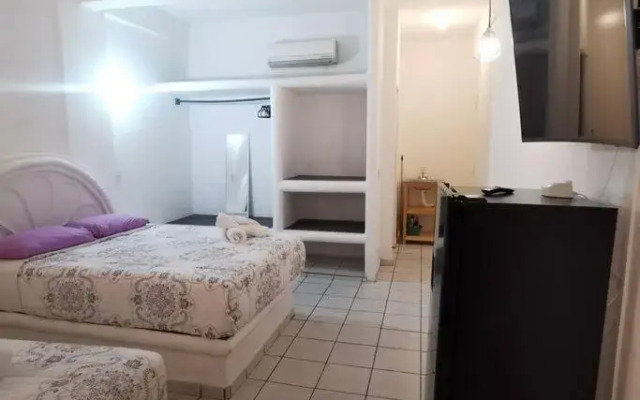 Lovely studio apartment with balcony AC & wi-fi, minutes from downtown!