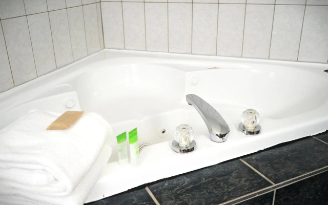 Jolly Roger Inn & Resort